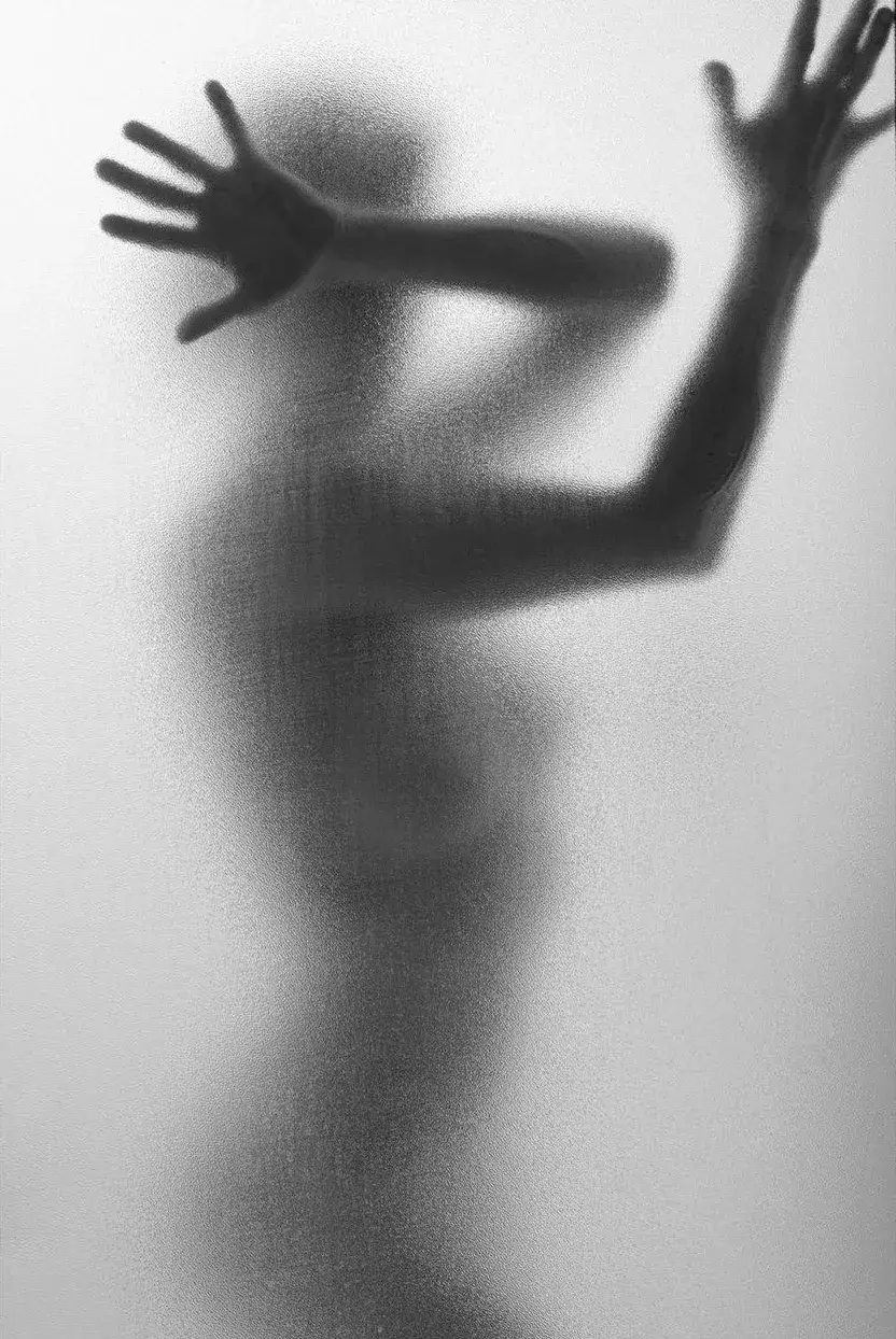 Boudoir photograph by Daniel Amezcua, black and white