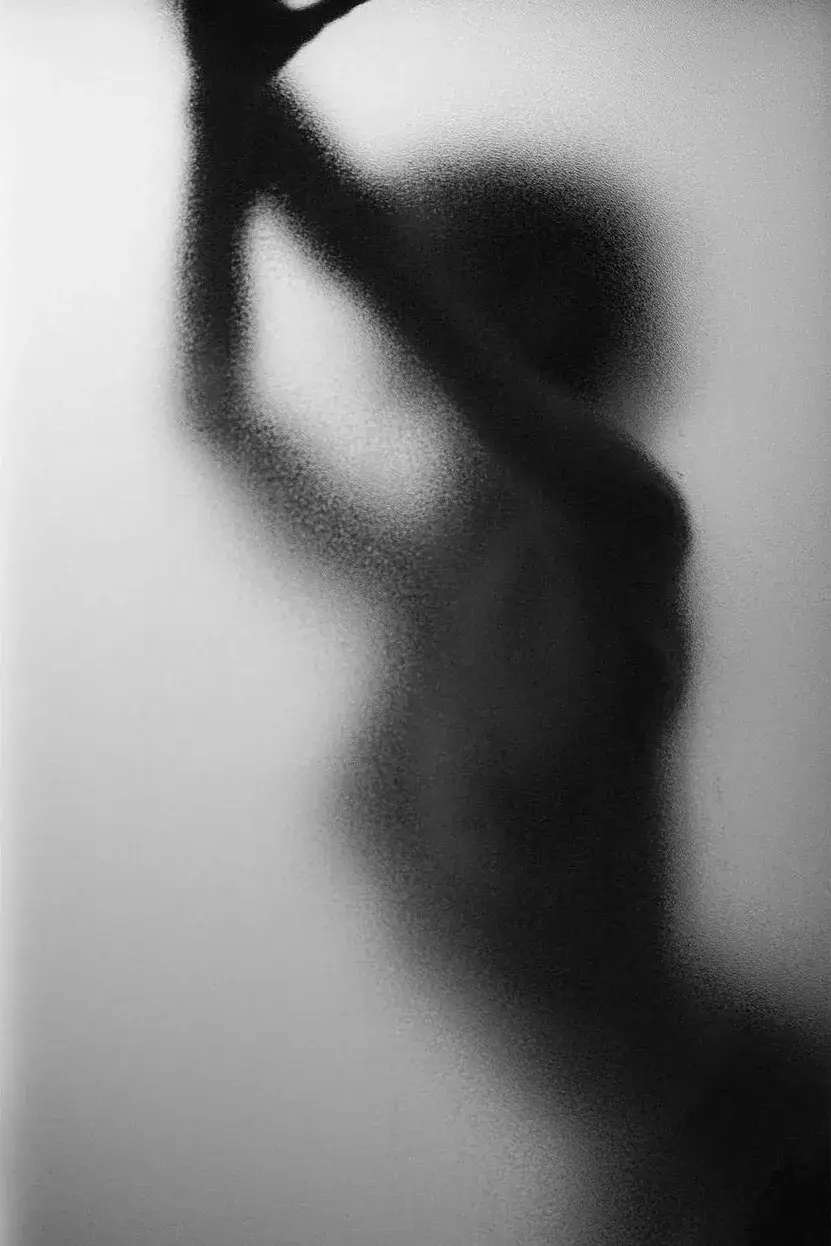 Boudoir photograph by Daniel Amezcua, black and white