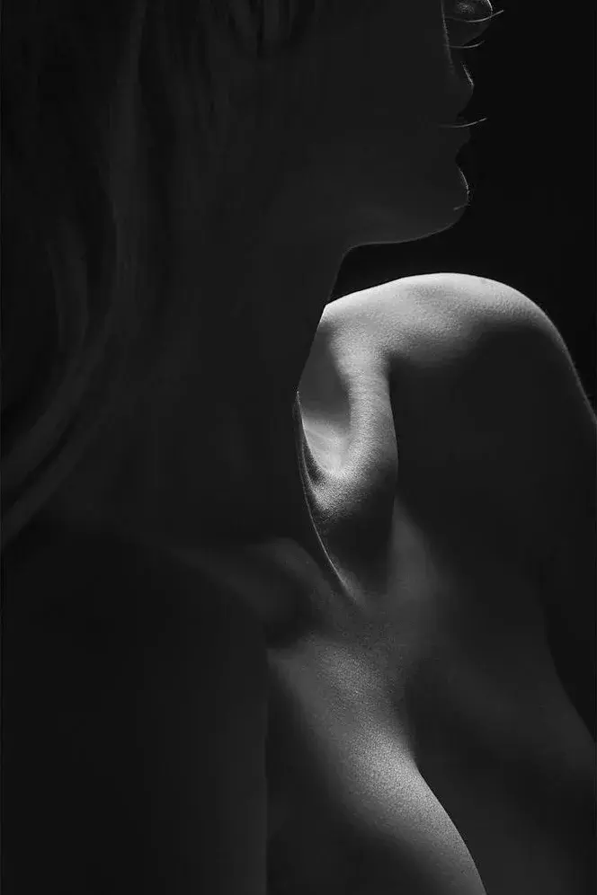 Boudoir photograph by Daniel Amezcua, black and white