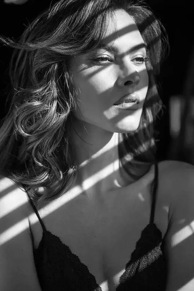 Boudoir photograph by Daniel Amezcua, black and white