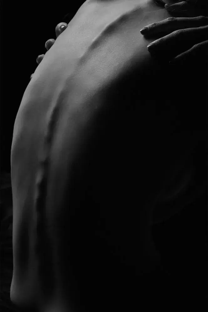 Boudoir photograph by Daniel Amezcua, black and white